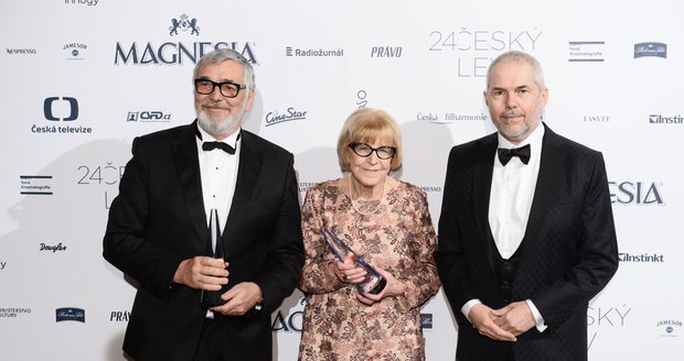 Cenu za Mimořádný umělecký přínos českému filmu si odnesli Eva Zaoralová a Jiří Bartoška. Předával ji Marek Eben.