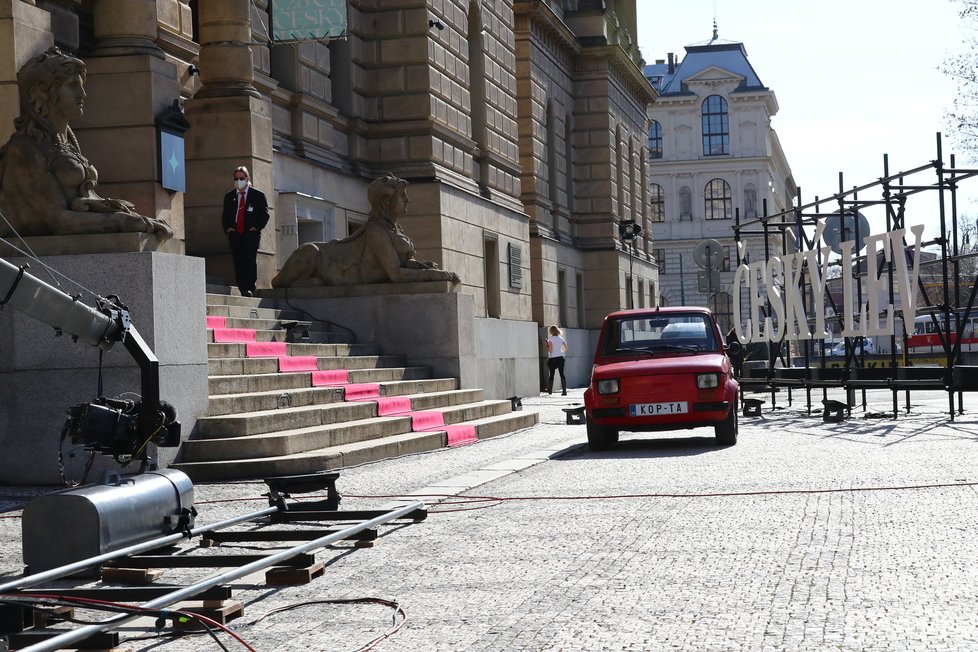 Před Rudolfinem stojí červený fiatek s SPZ KOP-TA.