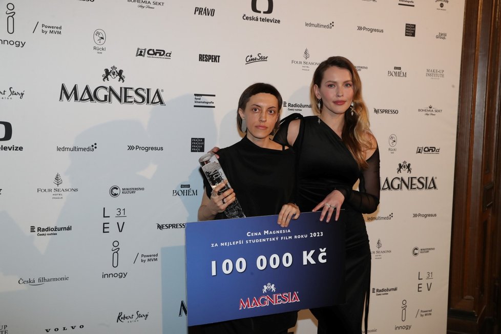Cena Magnesia za Nejlepší studentský film: Electra – režie Daria Kashcheeva, s Lindou Bartošovou, která cenu předávala.