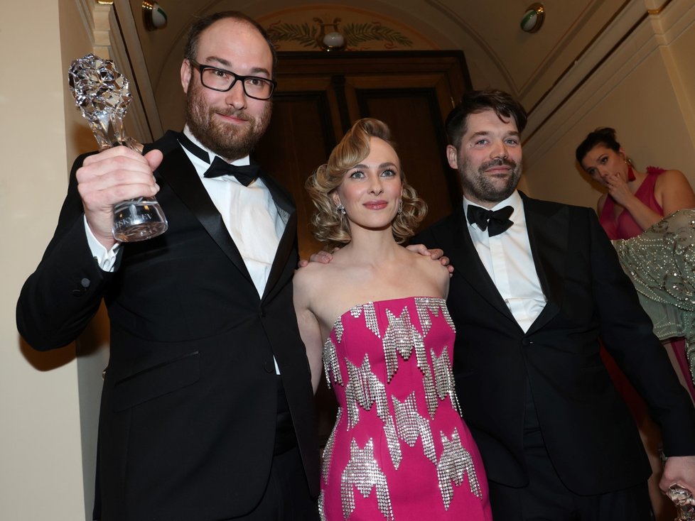 Český lev za nejlepší režii za film Přišla v noci – Tomáš Pavlíček, Jan Vejnar, Elizaveta Maximová předávala cenu.