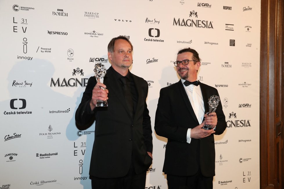 Cena za nejlepší televizní seriál Volha – hlavní tvůrce Jan Pachl – hlavní producent Josef Viewegh, herec Lukáš Duy Anh Tran, který cenu předával.