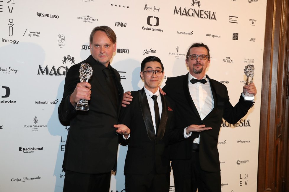 Cena za nejlepší televizní seriál Volha – hlavní tvůrce Jan Pachl – hlavní producent Josef Viewegh, herec Lukáš Duy Anh Tran, který cenu předával.