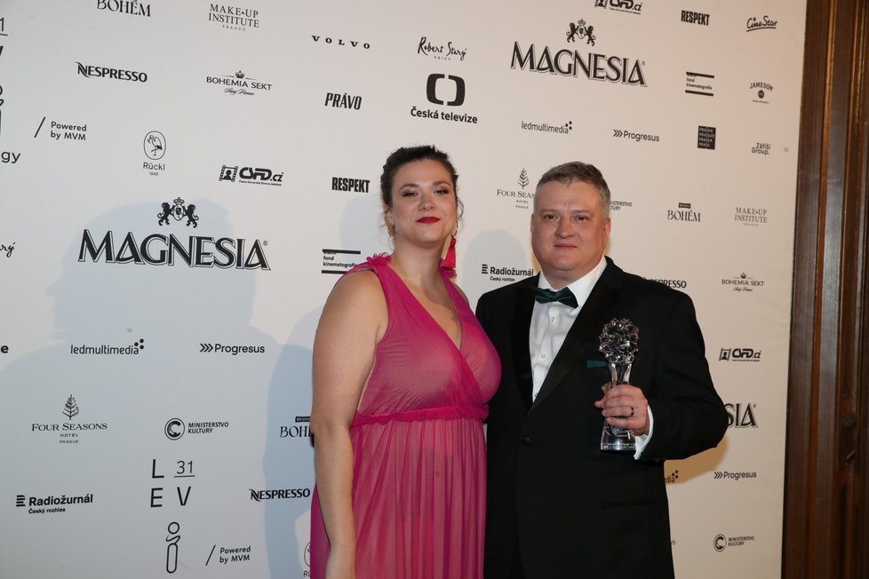 Český lev 2024: Eva Hacurová předávala cenu za nejlepší mužský výkon v hlavní roli pro Kryštofa Hádka, tu za něj převzal Tomáš Jeřábek.