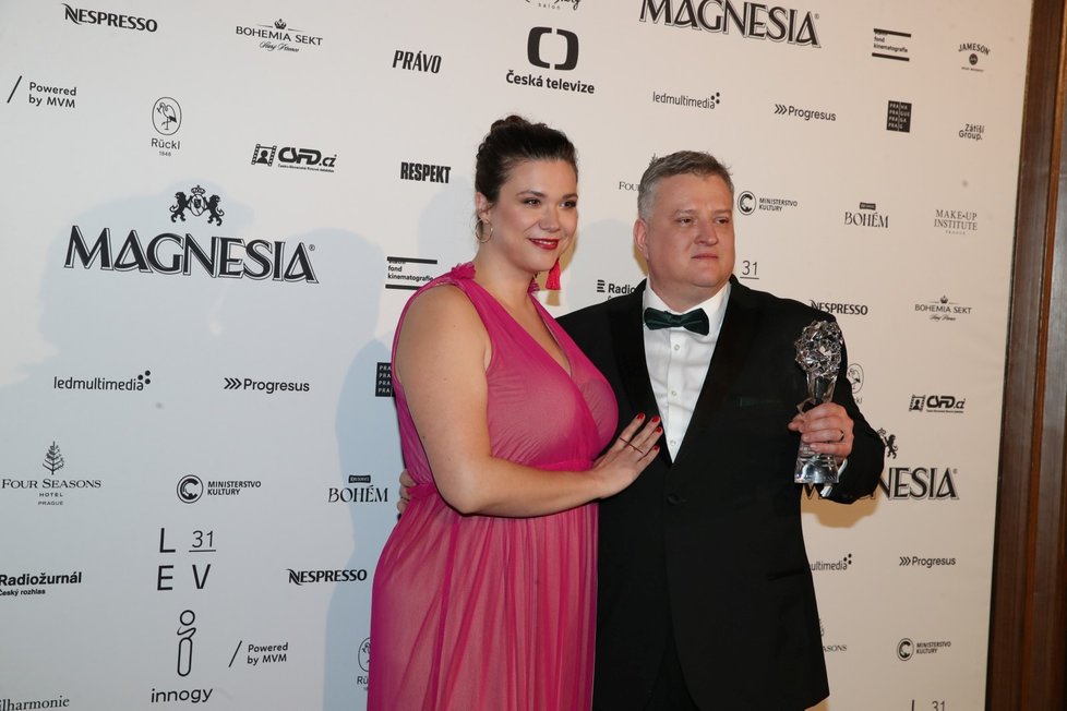 Český lev 2024: Eva Hacurová předávala cenu za nejlepší mužský výkon v hlavní roli pro Kryštofa Hádka, tu za něj převzal Tomáš Jeřábek.