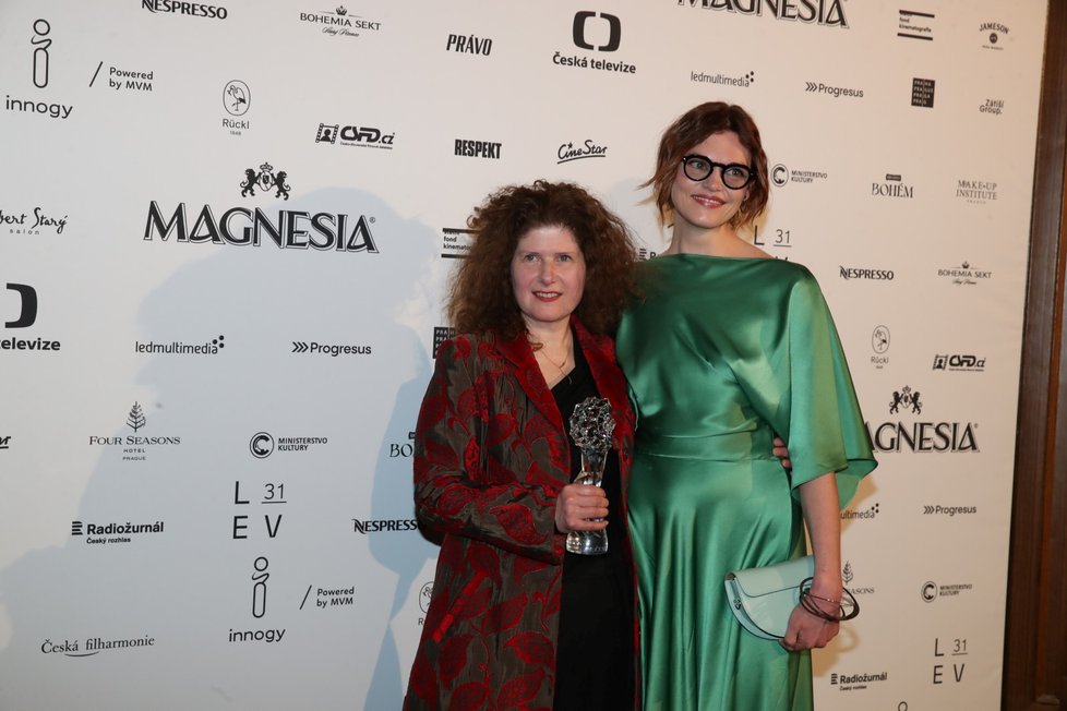 Cena za nejlepší scénář za film Němá tajemství - Alice Nellis, cenu předávala Adéla Komrzý.