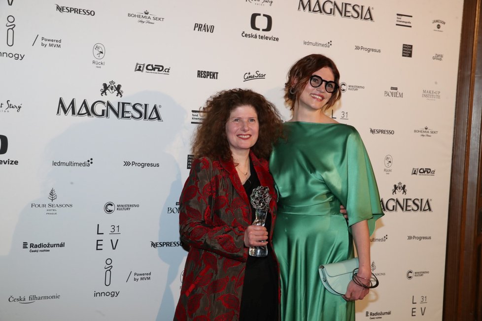 Cena za nejlepší scénář za film Němá tajemství - Alice Nellis, cenu předávala Adéla Komrzý.