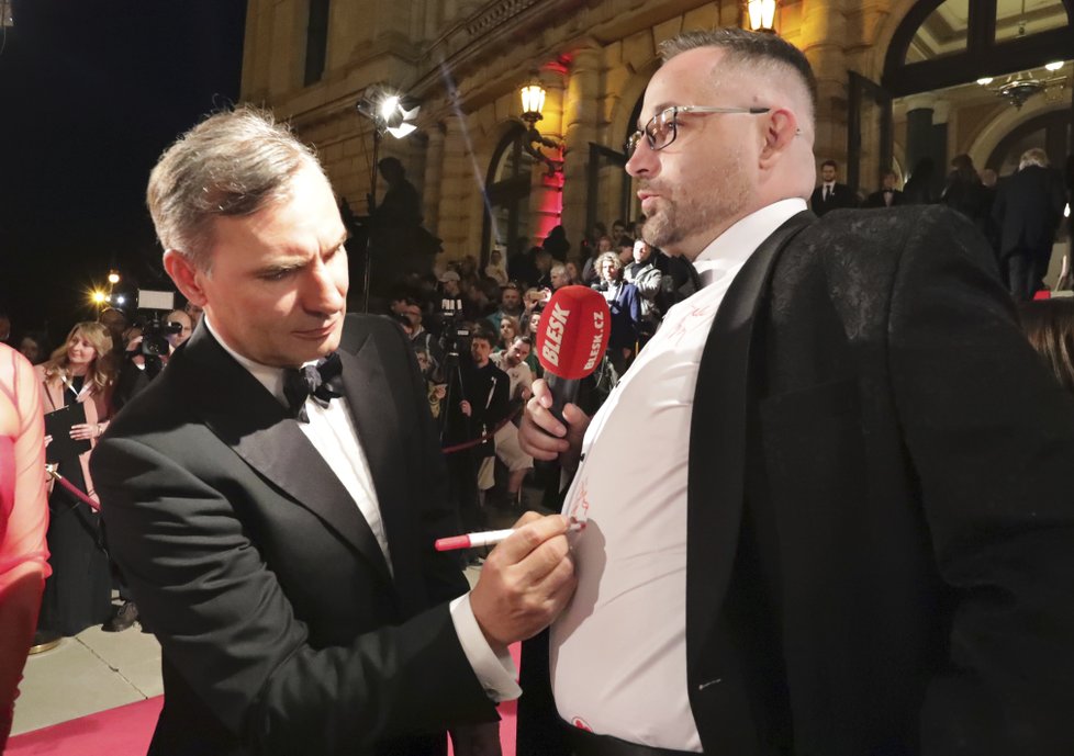 Český lev 2019 - Autogramiáda celebrit na košile redaktorů Blesku: Jiří Macháček