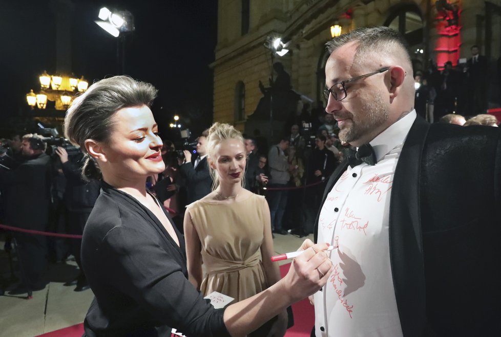 Český lev 2019 - Autogramiáda celebrit na košile redaktorů Blesku: Erika Stárková