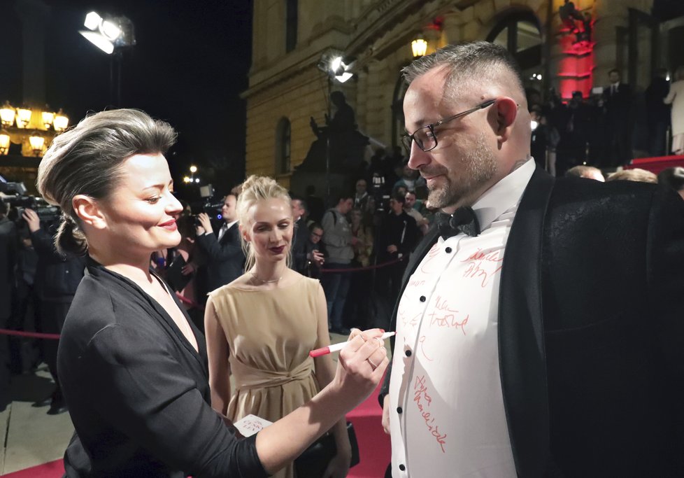 Český lev 2019 - Autogramiáda celebrit na košile redaktorů Blesku: Erika Stárková