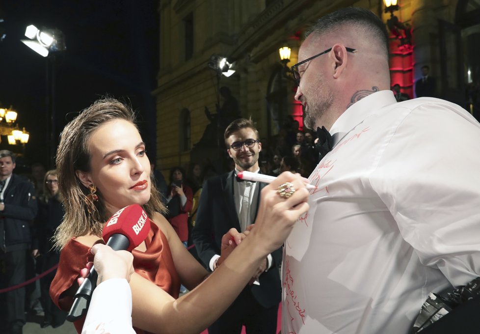 Český lev 2019 - Autogramiáda celebrit na košile redaktorů Blesku: Tereza Voříšková