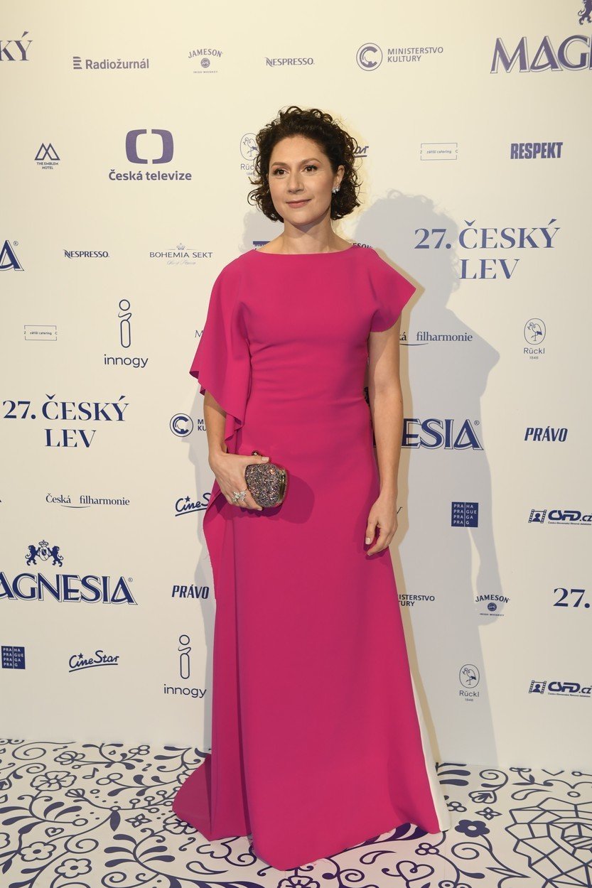 Martha Issová zvolila v roce 2020 šaty značky Chatty.