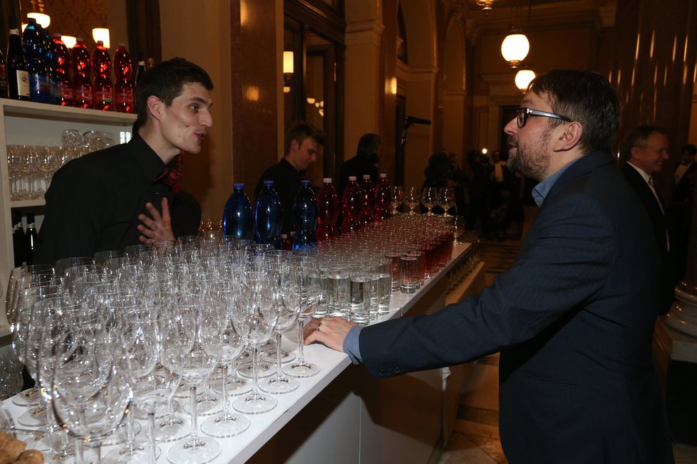 Herec Marek Daniel na Českých lvech popíjel pivo.