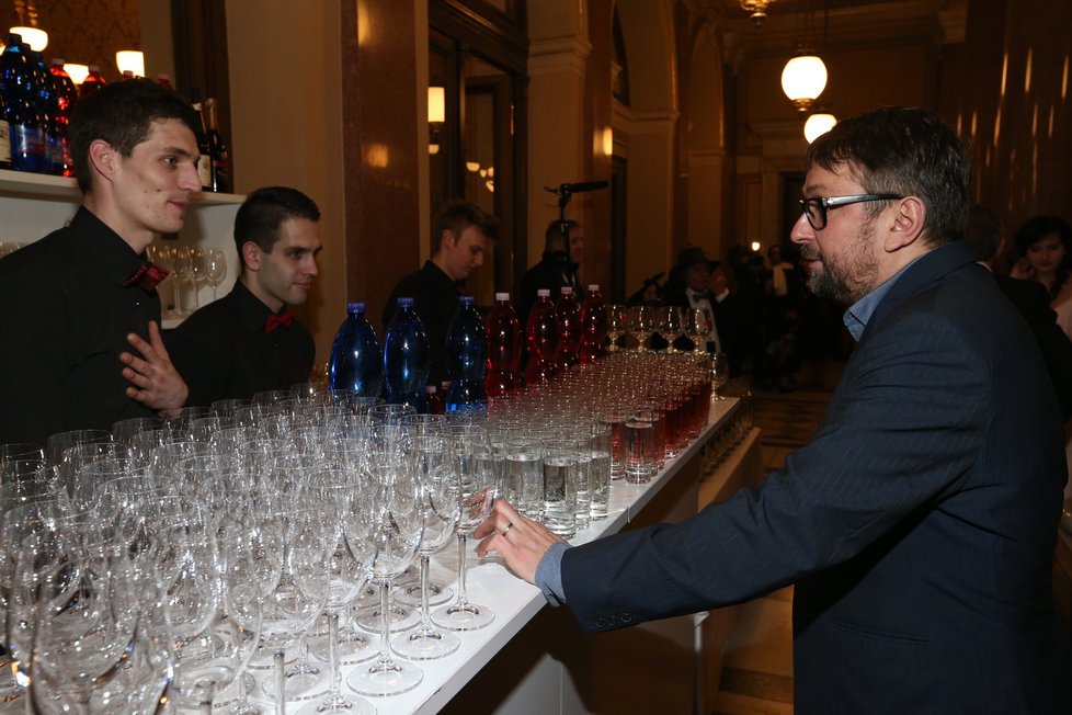 Herec Marek Daniel na Českých lvech popíjel pivo.