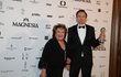 Český lev za nejlepší celovečerní film po snímek Bratři - producent Petr Bílek, cenu předávala Jiřina Bohdalová Český lev za nejlepší celovečerní film po snímek Bratři - producent Petr Bílek, cenu předávala Jiřina Bohdalová