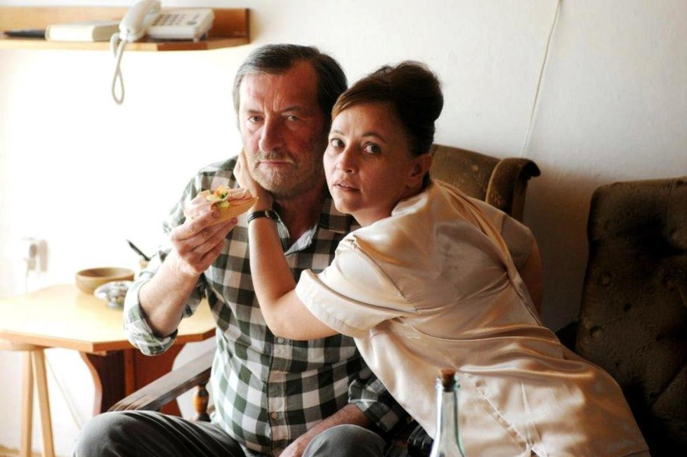 Bolek Polívka a Alena Mihulová v snímku Domácí péče
