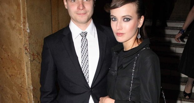 Kryštof Hádek a Tereza Voříšková - Krásný, herecky úspěšný pár se dal zase dohromady. Oblek Hádka je standard, kravata mohla být vyladěnější. Kabát Terezy ´považuji za zajímavý a hezké byly i hladké koktejly pod ním. Střevíčky měly být uzavřené.