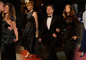 Celebrity měly letos s výběrem šatů pořádnou honičku, organizátoři stanovili dress code "black tie"