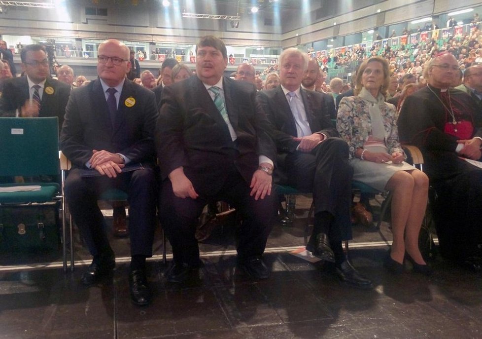 Český ministr kultury Daniel Herman (první zleva) na sudetoněmeckém sjezdu. Druhý zleva je mluvčí Sudetoněmeckého zemského spolku Berndt Posselt, vedle něj sedí premiér Bavorska Horst Seehofer.