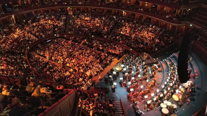 Český národní symfonický orchestr při koncertu s Jurským parkem v londýnské Royal Albert Hall.