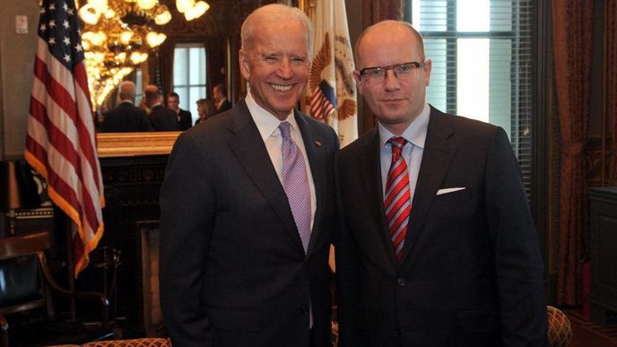 Český premiér Bohuslav Sobotka (vpravo) se setkal 18. listopadu ve Washingtonu s americkým viceprezidentem Joe Bidenem