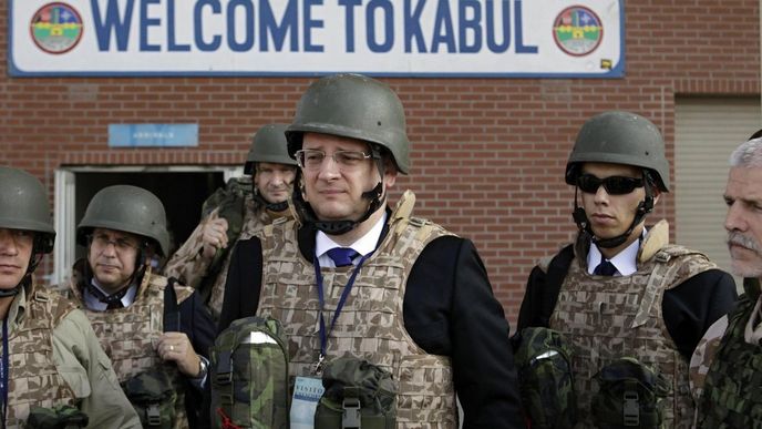 Český premiér Petr Nečas (uprostřed) navštívil 1. a 2. září české vojáky v misi ISAF v Afghánistánu. Zcela vpravo náčelník generálního štábu Petr Pavel.