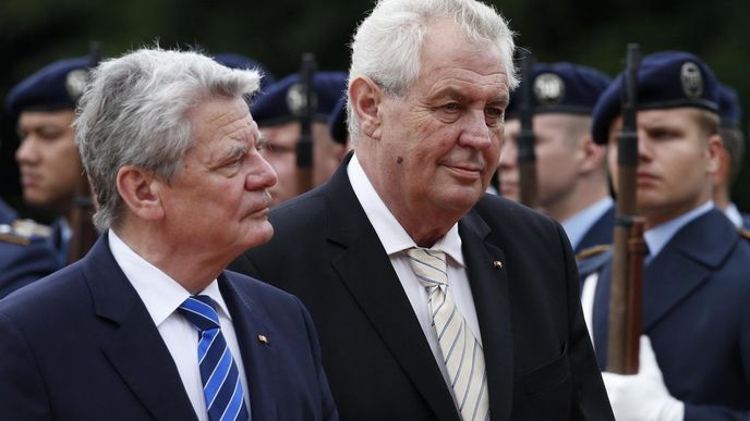 Český prezident Miloš Zeman si od svého německého protějšku Joachima Gaucka vysloužil kritiku za postup v současné vládní krizi