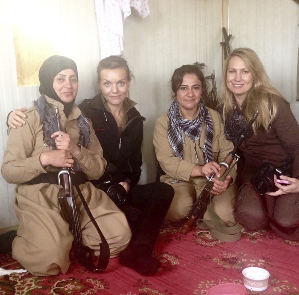 Klicperová s kolegyní Štukovou při předchozí návštěvě Iráku. Na snímku s kurdskými bojovnicemi.