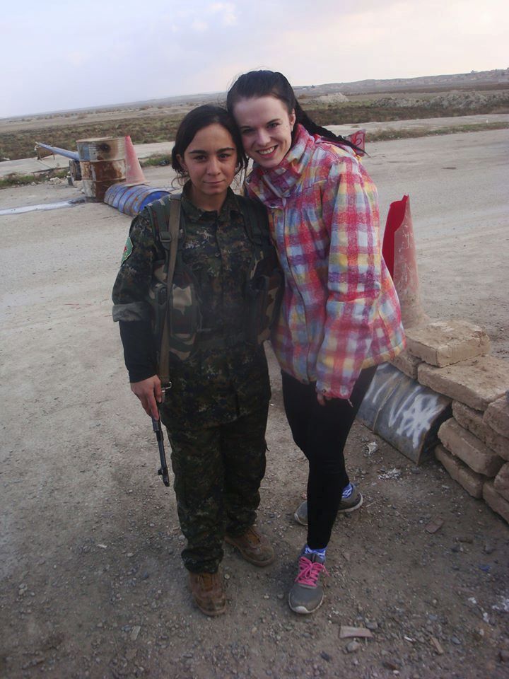 Češky v Kurdistánu: Markéta s  bojovnicí ženských kurdských jednotek