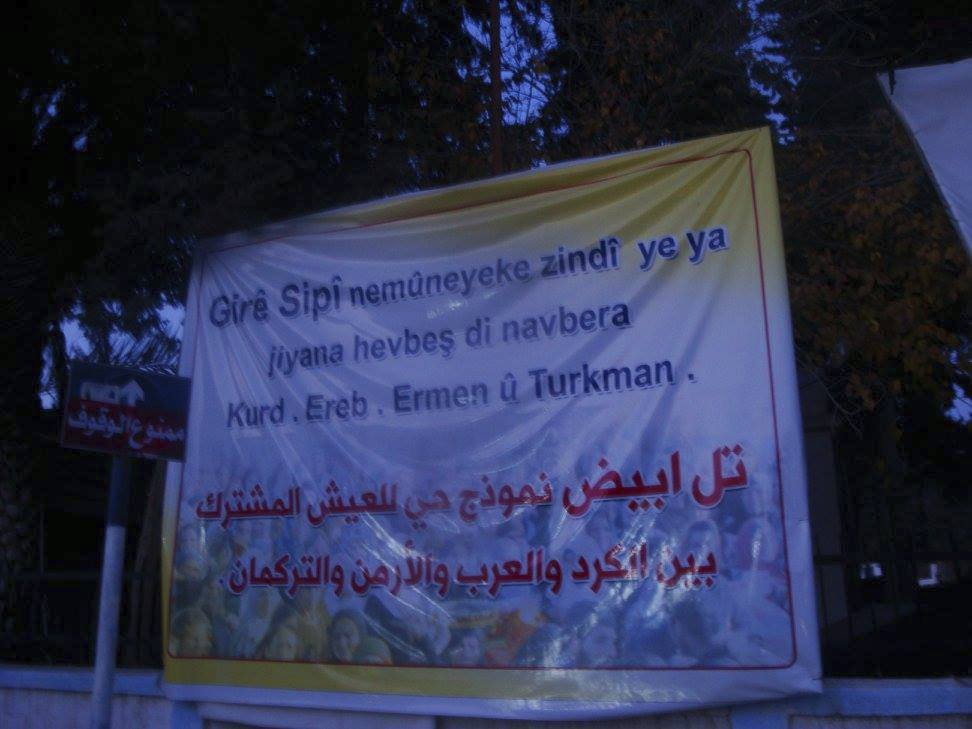 Češky v Kurdistánu: „Zde žijí Kurdové, Arabové, Arméni a Turkmeni“, vítá nás nápis u vjezdu do Gire Sipi.