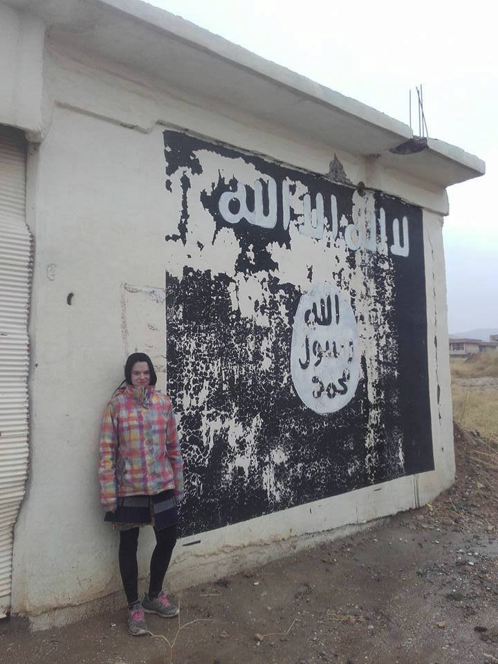 Češky v Kurdistánu: Markéta Všelichová a logo ISIS