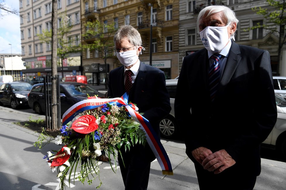 Předseda Senátu Miloš Vystrčil (vlevo) a místopředseda horní komory Jiří Růžička přicházejí k budově Českého rozhlasu v Praze, kde položením věnce uctili památku obětí Pražského povstání a bojů o Československý rozhlas (5. 5. 2020).