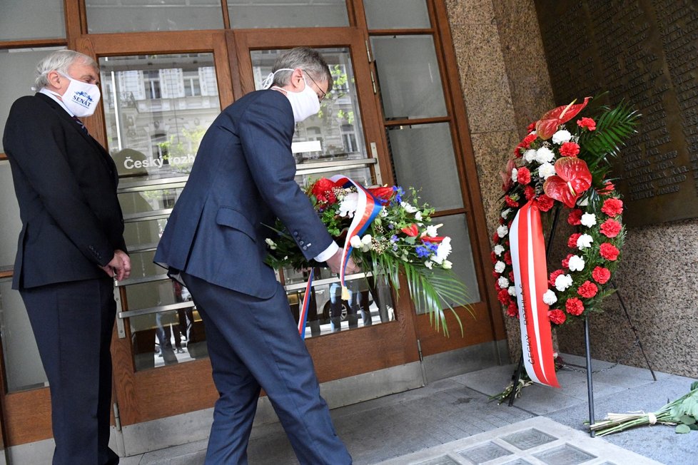 Předseda Senátu Miloš Vystrčil položil kytici u budovy Českého rozhlasu u příležitosti 75. výročí Pražského povstání a konce druhé světové války. Vlevo je místopředseda horní komory Jiří Růžička (5. 5. 2020)