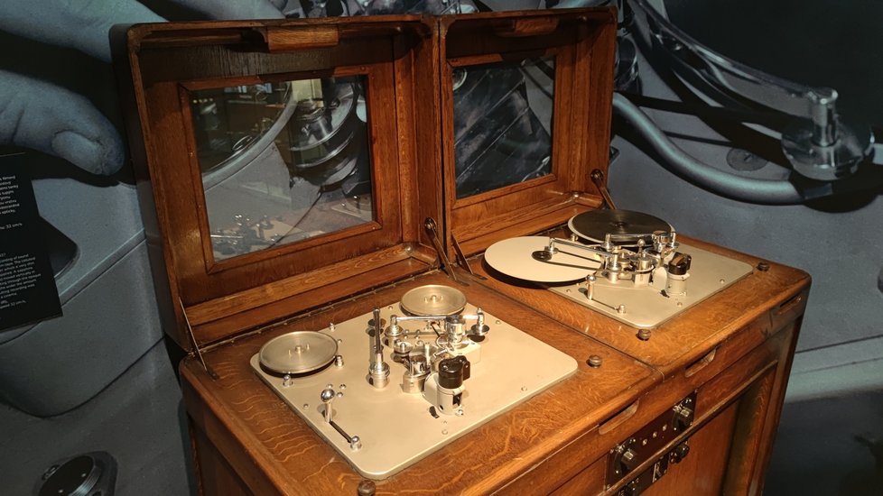 Reprodukční stroje optického záznamu zvuku na filmový celuloidový pás rozhlas zaměstnal mezi lety 1937 až 1953.