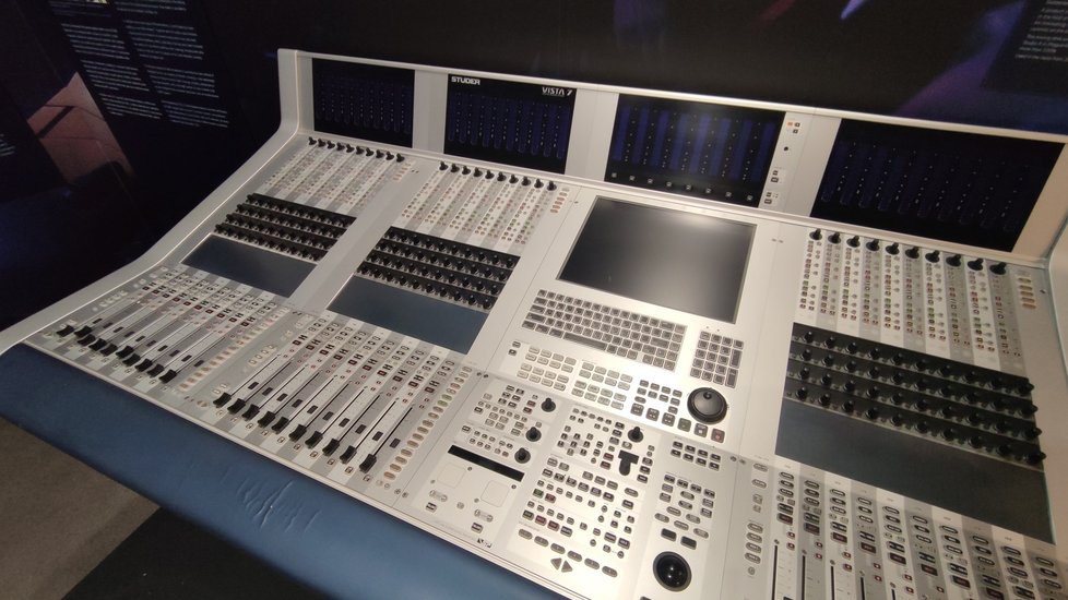 I tohle už je minulost, mixážní pult Studer Vista 7 sloužil 15 let v karlínském studiu Českého rozhlasu, do roku 2020.