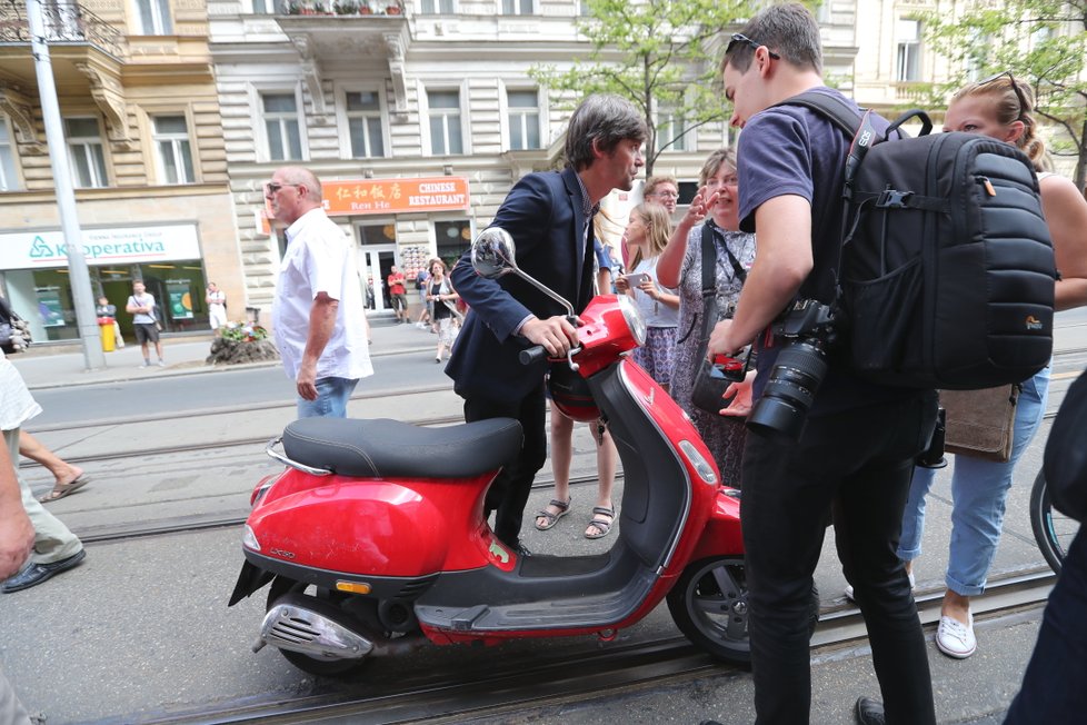 Vzpomínková akce k srpnu 1968 před Českým rozhlasem: Lékař a kandidát na senátora Marek Hilšer přijel na červeném skútru. (21. 8. 2018)