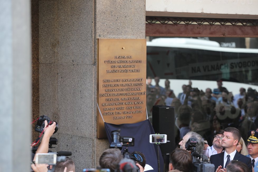 Vzpomínková akce k srpnu 1968 před Českým rozhlasem: Lidé před pamětní deskou udělali symbolické gesto (21.8 2018)