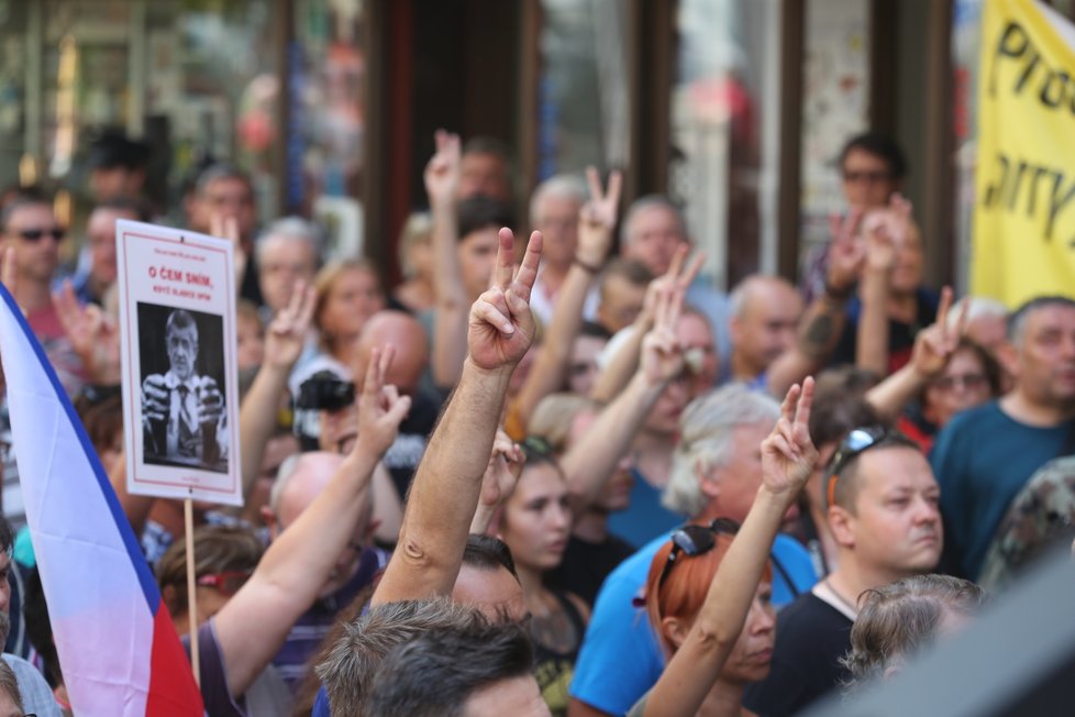 Vzpomínková akce k srpnu 1968 před Českým rozhlasem: Lidé před pamětní deskou udělali symbolické gesto (21.8 2018)