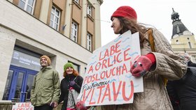 Jednání rady ČRo v H. Králové provází protest desítek lidí.