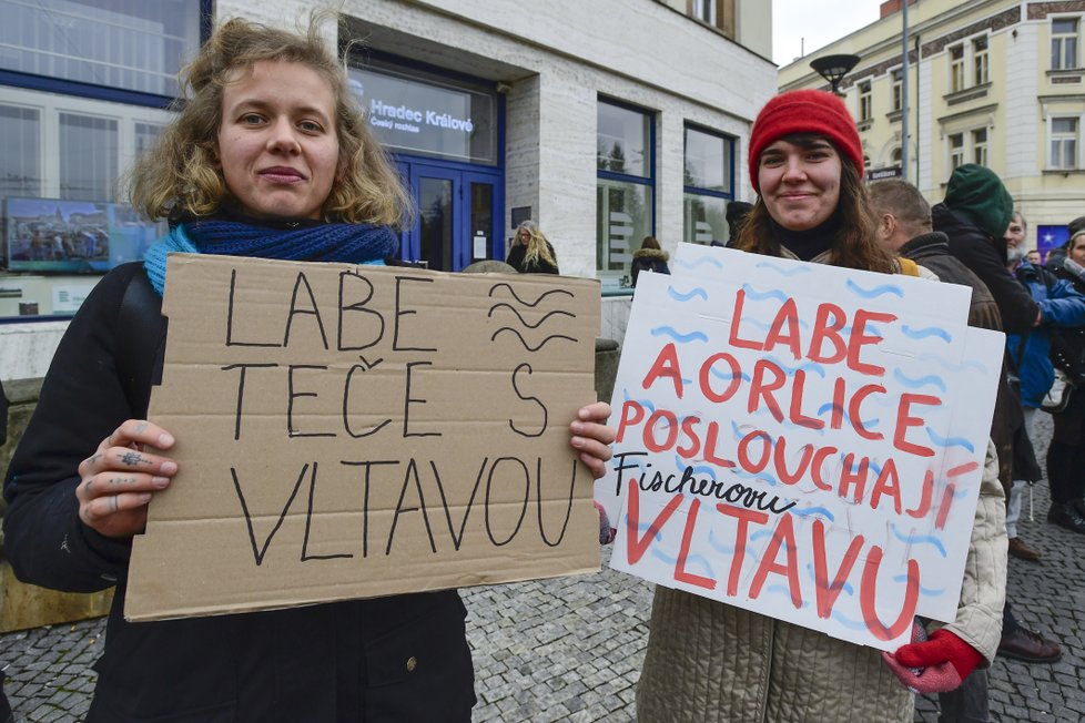 Jednání rady ČRo v H. Králové provází protest desítek lidí.