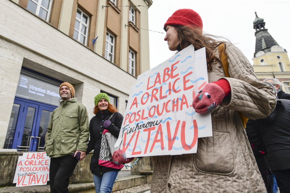 Jednání rady ČRo v H. Králové provází protest desítek lidí.