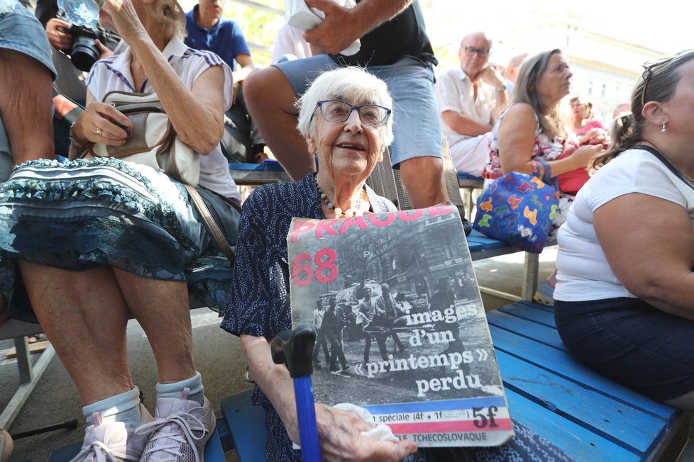 Vzpomínková akce k srpnu 1968 před Českým rozhlasem. Lidé uctili mrtvé a vypískali premiéra Andreje Babiše (ANO) (21. 8. 2018).