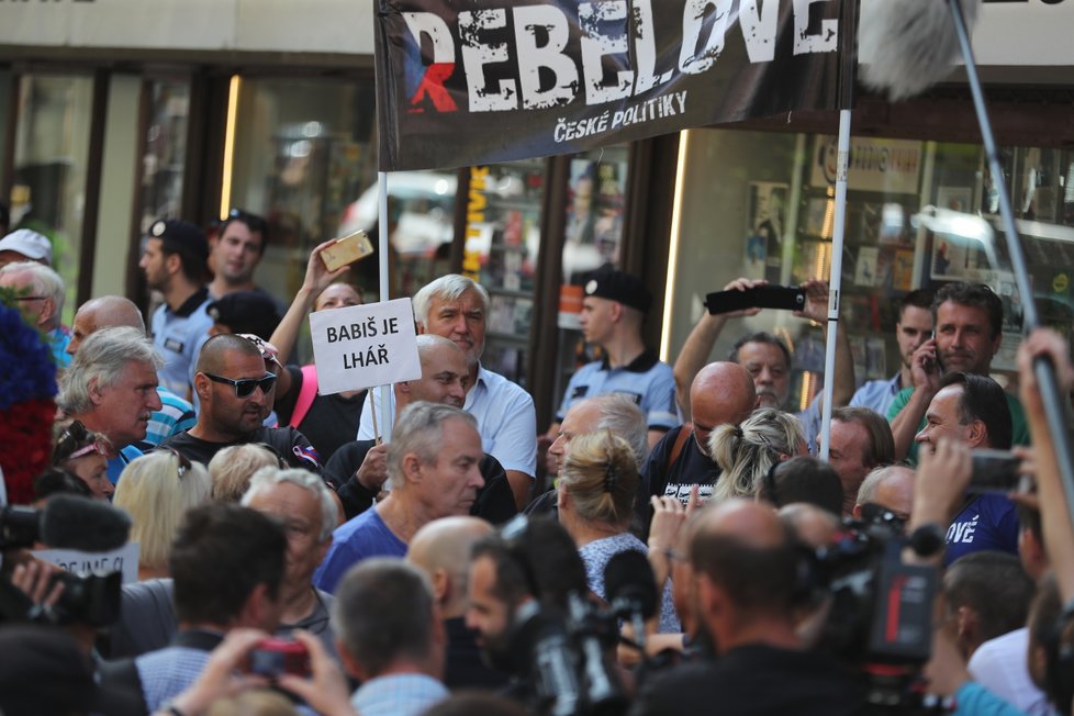 Vzpomínková akce k srpnu 1968 před Českým rozhlasem. Lidé uctili mrtvé a vypískali premiéra Andreje Babiše (ANO) (21. 8. 2018).