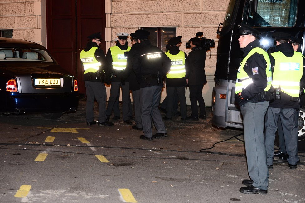 Slavíci byli obleženi ochrankou a policíí