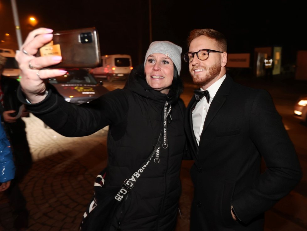 Český slavík 2022 - Fanynka si dělá selfie s Vilémem z Love Islandu.