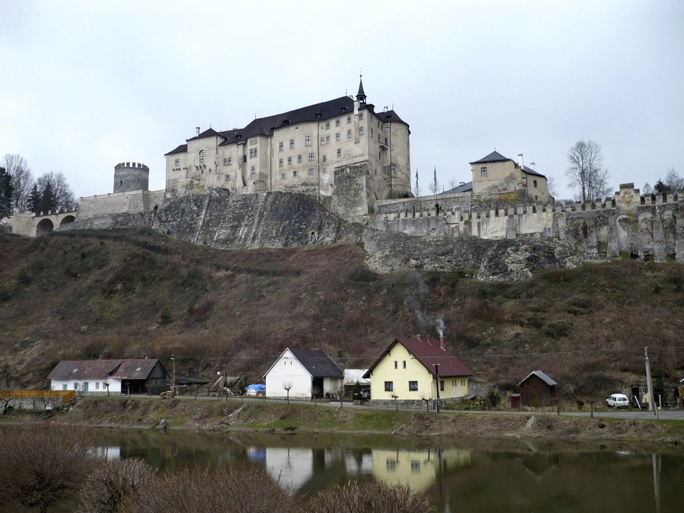 Rituály, které s největší pravděpodobností měly za důsledek úmrtí dvou mužů, se odehrávaly v lesích poblíž hradu Český Šternberk. (ilustrační foto)