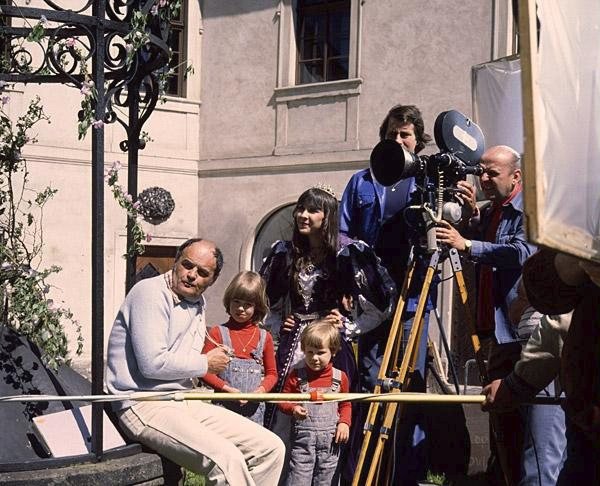 Režisér Václav Vorlíček při natáčení na Českém Šternberku. (1980)