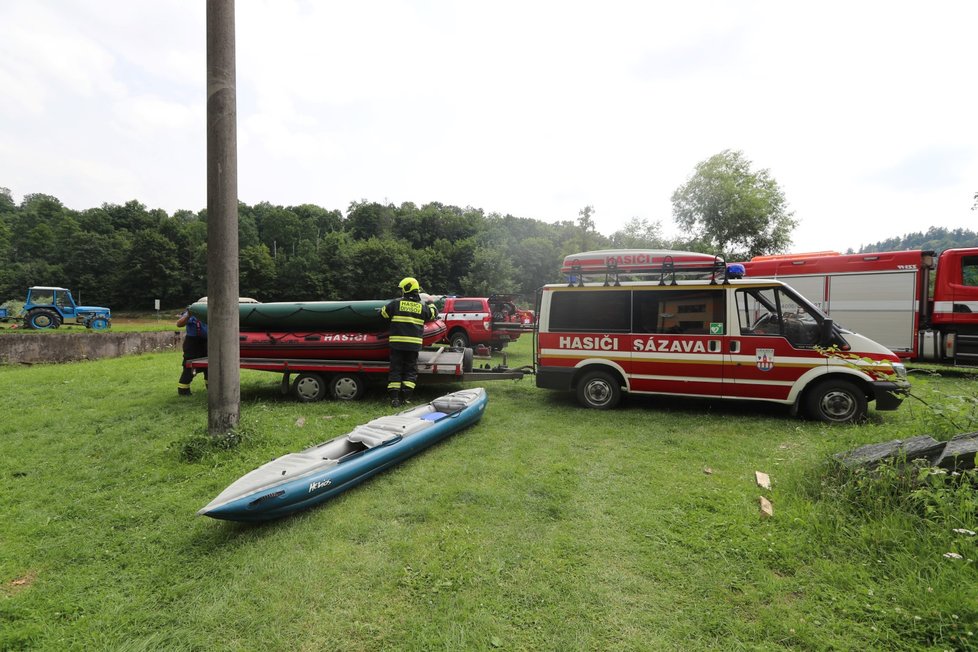 Neštěstí na řece Sázavě. Překlopil se raft s vodáky, byly na něm i děti.