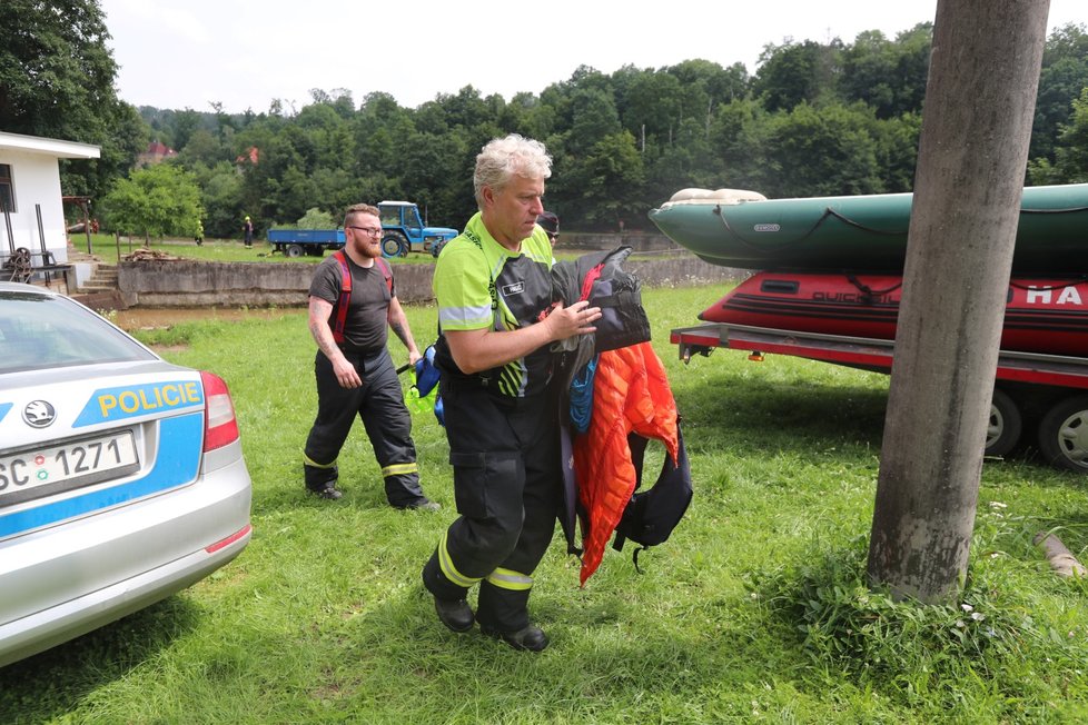 Neštěstí na řece Sázavě. Překlopil se raft s vodáky, byly na něm i děti.