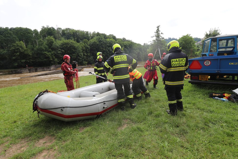 Neštěstí na řece Sázavě. Překlopil se raft s vodáky, byly na něm i děti.