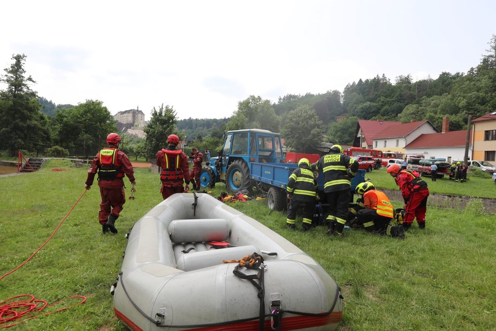 Neštěstí na řece Sázavě. Překlopil se raft s vodáky, byly na něm i děti.